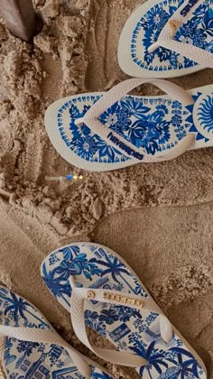 Havaianas Aesthetic, Custom Shoes Diy, Photos Tumblr, Aesthetic Shoes, Birthday Wishlist, Beach Time, Summer Dream, Diy Shoes, Dream Shoes