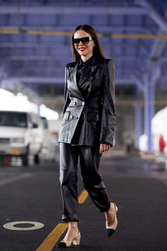 Leather Suit Women, Extreme Confidence, Leather Pants Outfit Going Out, New Yorker Street Style, Styling 101, Street Style New York, Leather Outfits, Leather Pants Outfit, Leather Suit