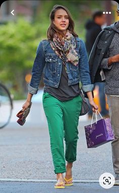 Moda Chic, Popsugar Fashion, Outfit Jeans, Green Jeans, Wear Green, Green Pants, Jessica Alba