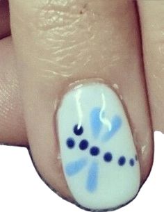 Blue and white nails with dots and dragonfly Nails With Border Design, Painting Nails Ideas Easy, Cute Pattern Nails, Dotted Acrylic Nails, Twee Nails Aesthetic, Cute Easy Short Nail Designs, Nail Inspo Real Nails, Quirky Nails Short, Nail Art To Do At Home