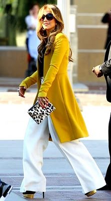 Yes! <3 Yellow Coat, Looks Chic, White Pants, Look Fashion, Autumn Winter Fashion, Capsule Wardrobe, Celebrity Style