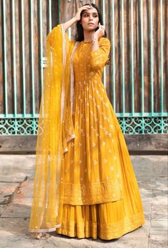 Dress For Haldi Function, Traditional Indian Dress, Pakistani Dresses Casual, Chique Outfits, Indian Dresses Traditional, Simple Pakistani Dresses