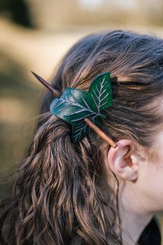 Witchy Closet, Ranger Cloak, Leaf Cloak, Leatherworking Ideas, Fairy Birthday Themes, Green Hair Accessories, Dragon Riders, Leather Hair Accessories, Hair Brooch