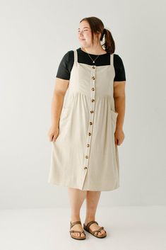 'Cora' Linen Blend Pinafore Dress in Tan – The Main Street Exchange Simple Dresses Linen, Tshirt Dress Winter, Layered Dress Outfit, Shirt Under Dress Outfit, Dress With Shirt Underneath, Shirt Under Dress, Summer Casual Dresses, Corporate Wardrobe, Dress Layering