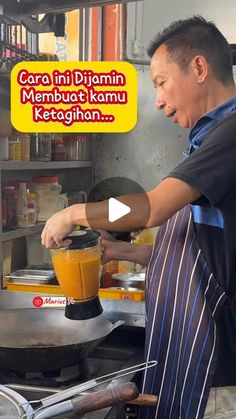 a man is making a smoothie in a blender with the caption'cara inti djamin menbuat kamu ketoghan '