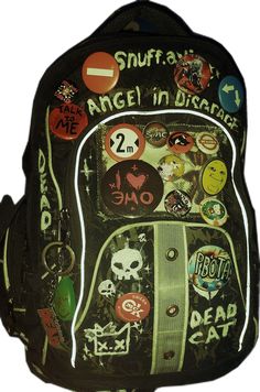 backpack with pins Scenecore Backpack, Decorate Backpack Diy, Customized Backpack Ideas, Goth Backpack Diy, Diy Backpack Decoration Ideas, Backpack Customize Ideas, Decorated Backpack Aesthetic, Punk Bag Diy