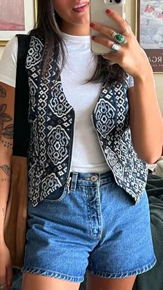 Vintage Jean Shorts Outfits, Thift Outfit Aesthetic, Thrifted Vest Outfit, Grandma Vest Outfit, Vest Outfits Summer, 90s Vest Outfits, Button Up Vest Outfit, Summer Layering Outfits