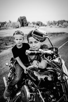 Black and white motorcycle photo with kids Family Motorcycle Photo Shoot, Motorcycle Family Photoshoot, Family Pictures With Motorcycle, Motorcycle Family Pictures, Motorcycle Family, Motorbike Family Goals, Couple With Motorcycle Photography, Brother Sister Photos, Motorcyle Couples Photography