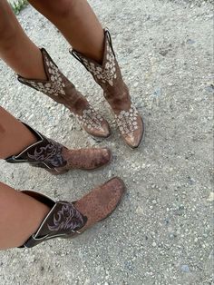 #cowboy #cowgirl #cowgirlstyle #boots #cowgirlfashion Willa Grant, Cowboy Boots Aesthetic, Americana Summer, Aesthetic Country, Cute Cowgirl Boots, Chestnut Springs, Elsie Silver, Girl Cowboy Boots, Brown Cowboy Boots