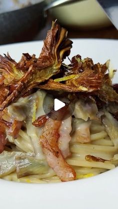 Francesco Vergaro | Food Blog on Instagram: "Gricia ai carciofi: sì, che si scateni l’ira funesta!

🔻INGREDIENTI🔻
350 g spaghetti alla chitarra
10 carciofi
150 g guanciale
150 g pecorino romano
1 limone
Olio d’arachide (per friggere) q.b.

🔻PROCEDIMENTO🔻
Pulite accuratamente i carciofi eliminando le foglie esterne più dure e coriacee. Rifinite il gambo e tagliate le punte. Divideteli a metà, rimuovete la barbetta interna e immergeteli in acqua acidulata con limone per evitare che anneriscano. Affettateli sottilmente.

Asciugate una parte dei carciofi e friggeteli in olio di arachide ben caldo fino a doratura, operazione che richiederà un paio di minuti. Scolateli su carta assorbente e teneteli da parte.

Tagliate il guanciale a listarelle e fatelo cuocere in una padella a fuoco basso.