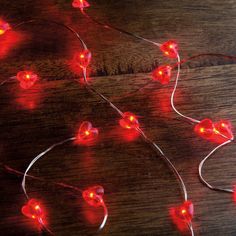 some red lights that are on a wooden table