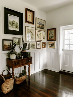 Small Entryway Ideas: Gallery Wall of Travel Memories Old Home Entryway Ideas, Modern Vintage Entryway Ideas, Modern Home With Antique Touches, Blank Entry Wall Ideas, Ideas For The House Decorating, Small Landing Space Ideas Upstairs, Small Entryway Into Living Room, Small Entryway Room, Vintage Farmhouse Entryway