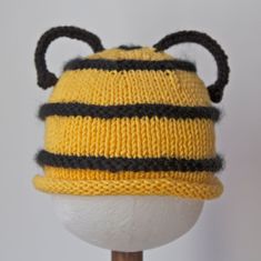 Infant Bumblebee beanie hat for your cute, little honey bee. Great Photo prop! Beanie style hat with rolled brim and antennae securely sewn to the crown of the hat.  Available in sizes: newborn/0-3 month 3-6 month 6-12 month 12-18 month See Shop Policies for information regarding proper fit and size or contact me if you are unsure of which size to order. **Please indicate size by selecting in the drop down box. **This item is handmade to order. Please allow 5 business days for production time, b Baby Bumble Bee, Bee Hat, Marshmallow Mugs, Halloween Costumes 2016, Bee Toys, Bee Baby, Childrens Hats, Bee Baby Shower, Bee Kind