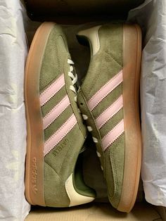 @aryshkr on pinterest Pretty Sneakers, Dr Shoes, Funky Shoes, Aesthetic Shoes, Mode Inspo, Green And Pink