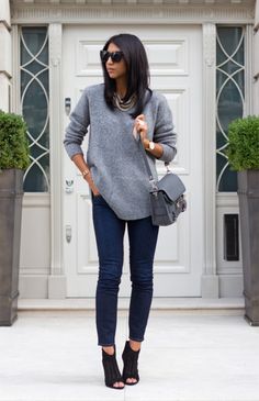 Sweater Outfit Women, Grey Sweater Outfit, Oversized Grey Sweater, Fall Trends Outfits, Sweater Outfit, Looks Street Style, Outfit Women, Sweaters And Jeans, Look Casual