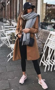 Vinter Mode Outfits, Tan Coat, Classy Winter Outfits, Chic Winter Outfits, Stylish Scarves, Ranveer Singh, Urban Street Style, Autumn Street Style