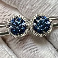 Certified 4TCW Fancy Royal Blue Round Brilliant Cut Moissanite Halo Studs 🎈New for 2024! LOVE these!! 2 x 2CT each ear (10.3mm x 10.3mm) 925 Sterling Silver/White Rhodium - platinum Blue Wedding Earrings, Blue Earrings Wedding, Blue Moissanite, Something Blue Wedding, Something Blue, Blue Wedding, Bride Gifts, Wedding Earrings, Sterling Silber