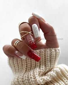 31 Classy Christmas Nails - Ak Pal Kitchen Christmas Dipped Nails, Christmas Almond Nails, Red And Green Nails, Classy Christmas Nails, Holiday Nails Easy, Christmas Dip, Christmas Nail Art Ideas, Nails Gel Nails, Holiday Nail Designs