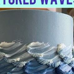 there is a blue cake with white frosting on it and the words, how to make layered waves