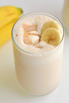 This peanut butter and banana smoothie is super filling, incredibly simple to make and it tastes SO GOOD. This is such a quick and easy breakfast recipe, and a delicious snack idea. It's loaded with protein so it will keep you full for a long time. Just blend together all the ingredients and you're done! Lemonade Smoothie, Chocolate Peanut Butter Smoothie, Sweet Smoothies, Peanut Butter Banana Smoothie, Banana Drinks, Banana Smoothie Recipe, Peanut Butter Smoothie, Filling Snacks, Burn Stomach Fat