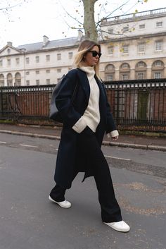 Wool Coat Outfit, Black Coat Outfit, Trainers Outfit, Winter Coat Outfits, Jumper Outfit, Navy Coat, London Outfit, Cold Outfits