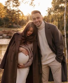 Maternity Photoshoot Winter Ideas, Pregnant Holiday Pictures, Maternity Christmas Pictures Family, Maternity Dresses For Photoshoot Winter, Cute Winter Maternity Pictures, Classy Maternity Shoot Outdoor, Maternity Pictures In January, Maternity Outfits Fall Winter, Maternity Photography Outside Winter