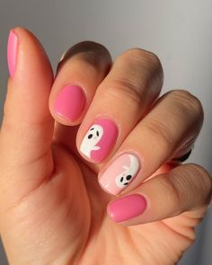 Short Nail Designs Halloween Easy, Pink Ghost Nails Short, Cute Ghost Nails Short, Girly Ghost Nails, Halloween Nails Short Ghost, Gel Manicure Halloween, Pink Ghosts Nails, Gel Mani Short Nails Halloween, Cute Halloween Dip Nails