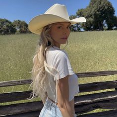 Elsie Silver, Cowgirl Pictures, Straw Panama Hat, Georgia Girls, Looks Country, Cowgirl Aesthetic, Wide Brim Sun Hat, Horse Girl, Blonde Girl