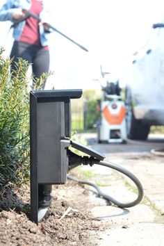 Tuinpaaltje met Niko New Hydro stopcontact biedt twee stroompunten, ook handig voor bijvoorbeeld het aansluiten van een hoge drukspuit voor het wassen van uw auto. Happy Places, Home And Garden, Outdoor Decor