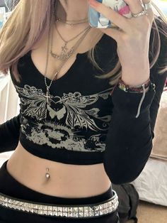 200s Grunge Outfits, Y2k Fashion 90s, Edgy Y2k Outfits, Punk Aesthetic Outfit, Y2k Trashy, Mode Hippie, Crop Pullover, Cropped Pullover, 2000s Fashion Outfits