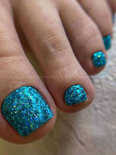 summer pedicure color: glittery aqua blue Best Summer Pedicure Colors, Fancy French Nails, Turquoise Pedicure, Pedicures Ideas, Summer Pedicure Designs, Toenails Ideas, Nails Pies, Creative Art Ideas