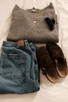 All outfit details 🔗 above in LTK! Winter outfit inspo, college outfit, casual outfit, outfit ideas, style tips, fall outfits, sweaters, jeans, accessories, sunglasses, student outfit, college life, street style, streetware, #outfits #outfitideasforwomen #outfitstyle #styleideas Streetware Outfits, Fall Outfits Sweaters, Alaska Outfits, Student Outfit, Outfit College, Clogs Outfit, Jeans Accessories, College Outfit, Causual Outfits