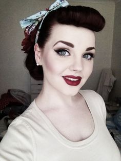 @Amanda Wilson Pffff.... Fingers crossed dat ik binnenkort ook weer lekker kan make-uppen :) Cabelo Pin Up, 50s Makeup, Pin Up Makeup, 50s Hairstyles, Celebrity Haircuts, Pin Up Looks, Pin Up Vintage, Pin Up Hair