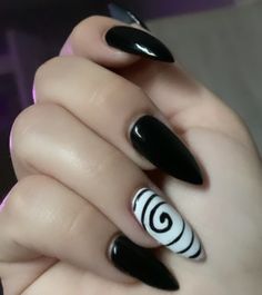 Black Nails W White Design, Grunge Nails Black And White, Goth Nails Black And White, Short Gel Nail Designs Black And White, Black Gothic Nails Short, Black And White Gothic Nails, Black And White Spiral Nails, Black And White Grunge Nails, White Spiral Nails