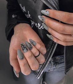 Most Demanding Grey & Sliver Nail Art Design Snake Nail Art, Snake Nails, Nail Art Designs 2023, Snake Skin Nails, Snake Nail, Nails For Summer, Grey Nails, Long Snake