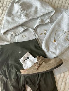 #preppy #aesthetic #beachy #backtoschool #brandymelville #lululemon Lululemon Swiftly Tech Outfit, Lululemon Outfit Aesthetic, Lululemon Aesthetic, Everyday Outfits Fall, Cozy Fall Aesthetic, Outfit Ideas Autumn, Lululemon Outfit, Aesthetic Beachy, Pastel Danish