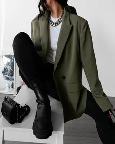 Blazer Outfits For Winter, Olive Monochrome Outfit, Wedding Anniversary Dinner Outfit, Green Blazer Outfit Casual, Office Outfit Inspo Women, Informal Work Outfit, Green And Black Outfits For Women, Autumn Office Outfits Women, Olive Outfits For Women