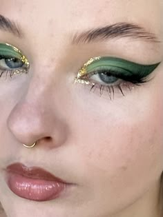 Loki Makeup Looks, Loki Inspired Makeup, Minimalist Green Eye Makeup, Ethereal Green Eye Makeup, Green Avant Garde Makeup, Editorial Green Makeup, Up Halloween Costumes, Makeup For Green Eyes