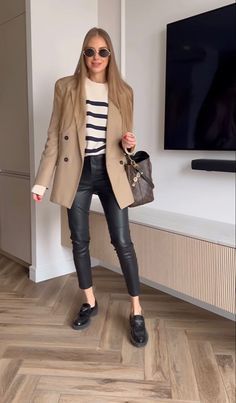 Outfits With Beige Blazers For Women, Beige Blazer Outfit Winter, Blazer Outfits Casual Classy, Look Blazer Beige, Beige Loafers Outfit Women, Nude Blazer Outfit, Beige Blazer Outfits Women, Beige Jacket Outfit, Aesthetic Lawyer