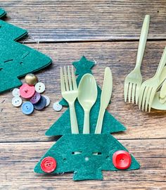 the christmas tree is made out of felt and plastic forks, spoons, and buttons