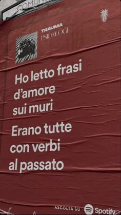 a sign on the side of a building that says, ho letto frasi davore su muri erano tutte con verbi al passato