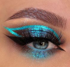 Eye makeup/ eye shadow looks/ blue Eye Makeup For Small Eyes, Graphic Eyeshadow, Teal Eye Makeup, Peacock Eye Makeup, Turquoise Makeup, Makeup Carnaval, Peacock Makeup, Eyeshadow Makeup Tutorial, Shine Makeup