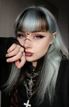 Black Witchy Makeup, Goth Viking Makeup, Medieval Makeup Aesthetic, Witch Makeup Brown Eyes, Easy Witch Makeup Ideas, Pagan Wedding Makeup, Cute Witchy Makeup, Witch Eye Makeup Easy, Easy Steampunk Makeup