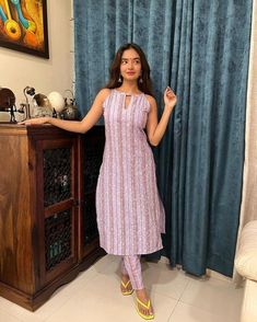 Sleeveless Kurti Designs, Straight Kurti Designs, Latest Kurti Designs Pattern, Outfit Images, Sleeveless Kurti, Summer Fashion Dresses Casual, Stylish Kurtis, Stylish Kurtis Design, Trendy Outfits Indian