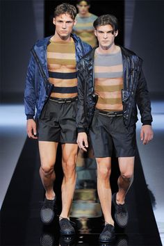 Put men with sculpted knee caps in sheer and striped nipple shirts. Suit For Boys, Men In Shorts, Men's Streetwear, Fashion Project, Streetwear Men Outfits, Man Fashion, Male Fashion, Mens Streetwear, Short Shorts