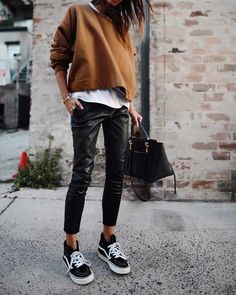 10 outfits color camel que no te harán lucir aburrida - Mujer de 10 Lederhosen Outfit, Leather Trousers, 가을 패션, Spring Style