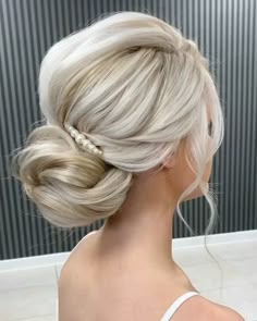 Kristina Gasperas on Instagram: “Throwing back to this beautiful creation by @kasia_fortuna created during one of our Bridal Hair Bootcamps in Ireland... we are so pleased…” Bridal Hair Makeup, Peinados Recogidos, Luscious Hair