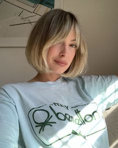 Blonde Bob With Fringe, Parisienne Fashion, 1990s Hair, Blonde Bob With Bangs, Short Hair Fringe, Brunette Hair Cuts, Hair Streaks, Chic Hairstyles, Short Hair With Bangs