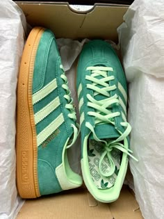 #gazelle #adidassneakers #spezial #green #nike #sneakers #adidasspezial #ootd #viralpost #mode Green Adidas Sneakers, How To Style Green Shoes, Adidas Green Gazelle, Adidas Green Shoes, Green Spezial Adidas, Green Adidas Spezial, Green Spezial Adidas Outfit, Green Spezials, Nike Gazelle