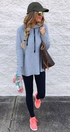 activewear outfits are super cute lazy girl outfits that still look polished! Lazy Girl Outfits, Wander Outfit, Chique Outfit, Airport Outfits, How To Wear Leggings, Legging Outfits, Sporty Outfits, Inspired Outfits